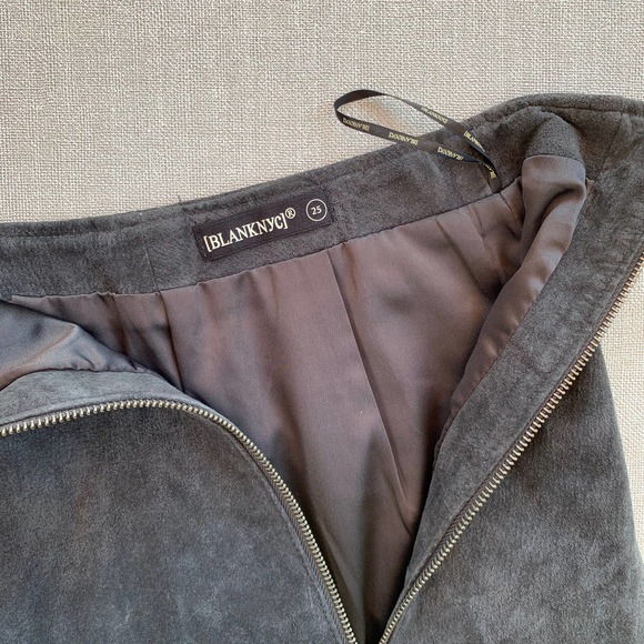 BLANK NYC Gray Suede Leather Mini Skirt Silver Tone Zipper Size 25" Waist - Picture 4 of 9